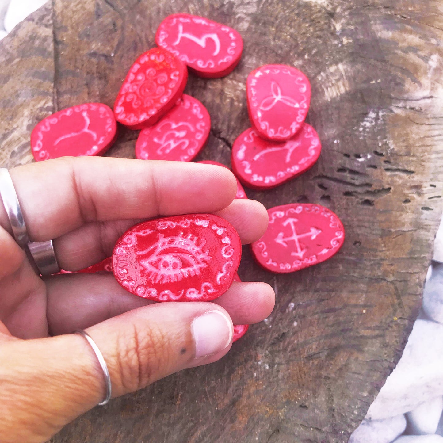 Runas de Bruja artesanales "Sangre de rosa"