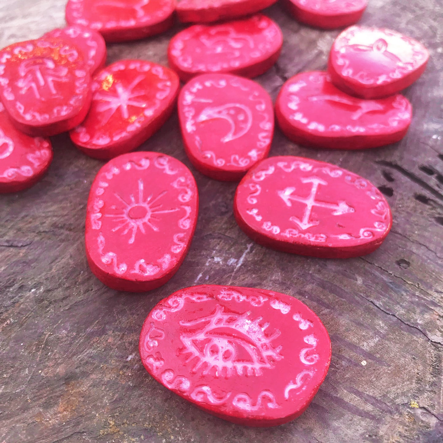 Runas de Bruja artesanales "Sangre de rosa"