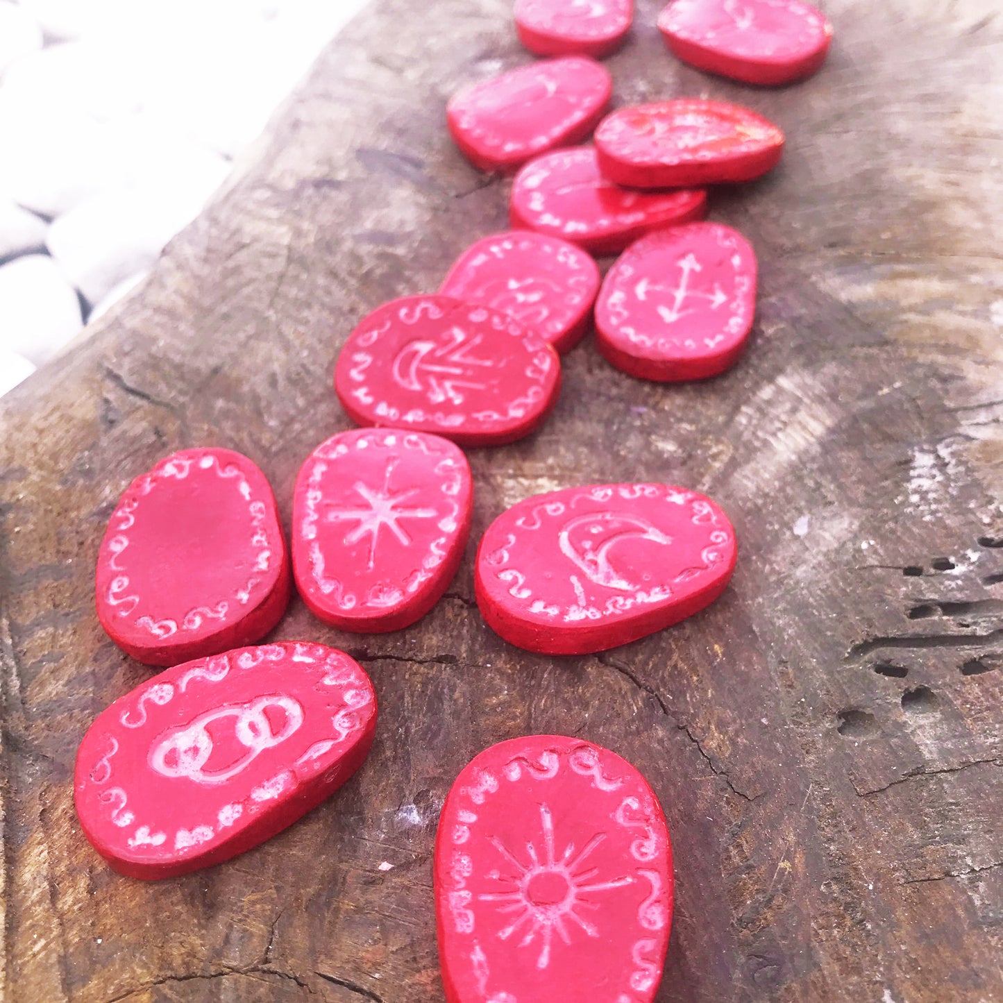 Runas de Bruja artesanales "Sangre de rosa"