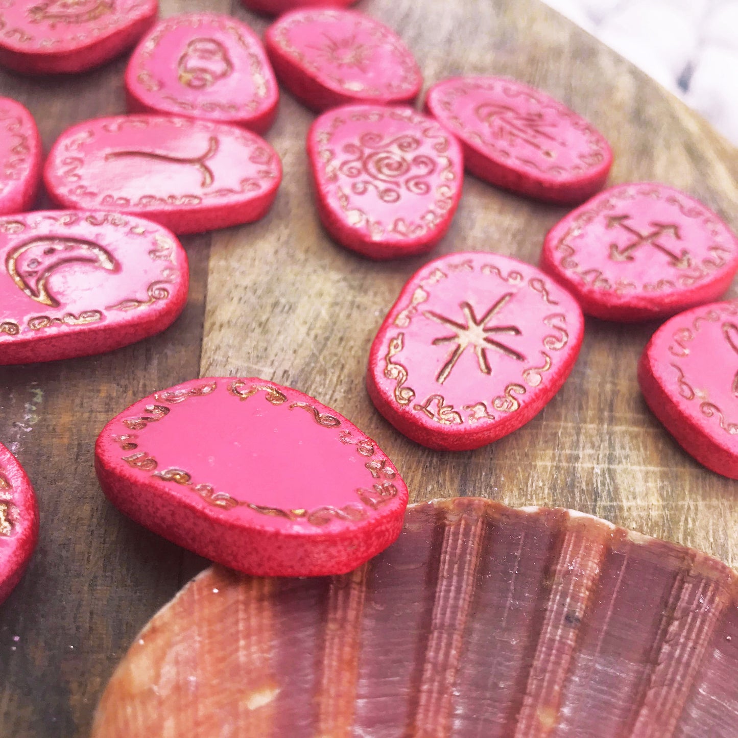 Runas de Bruja artesanales "Corazón de llama dorada"