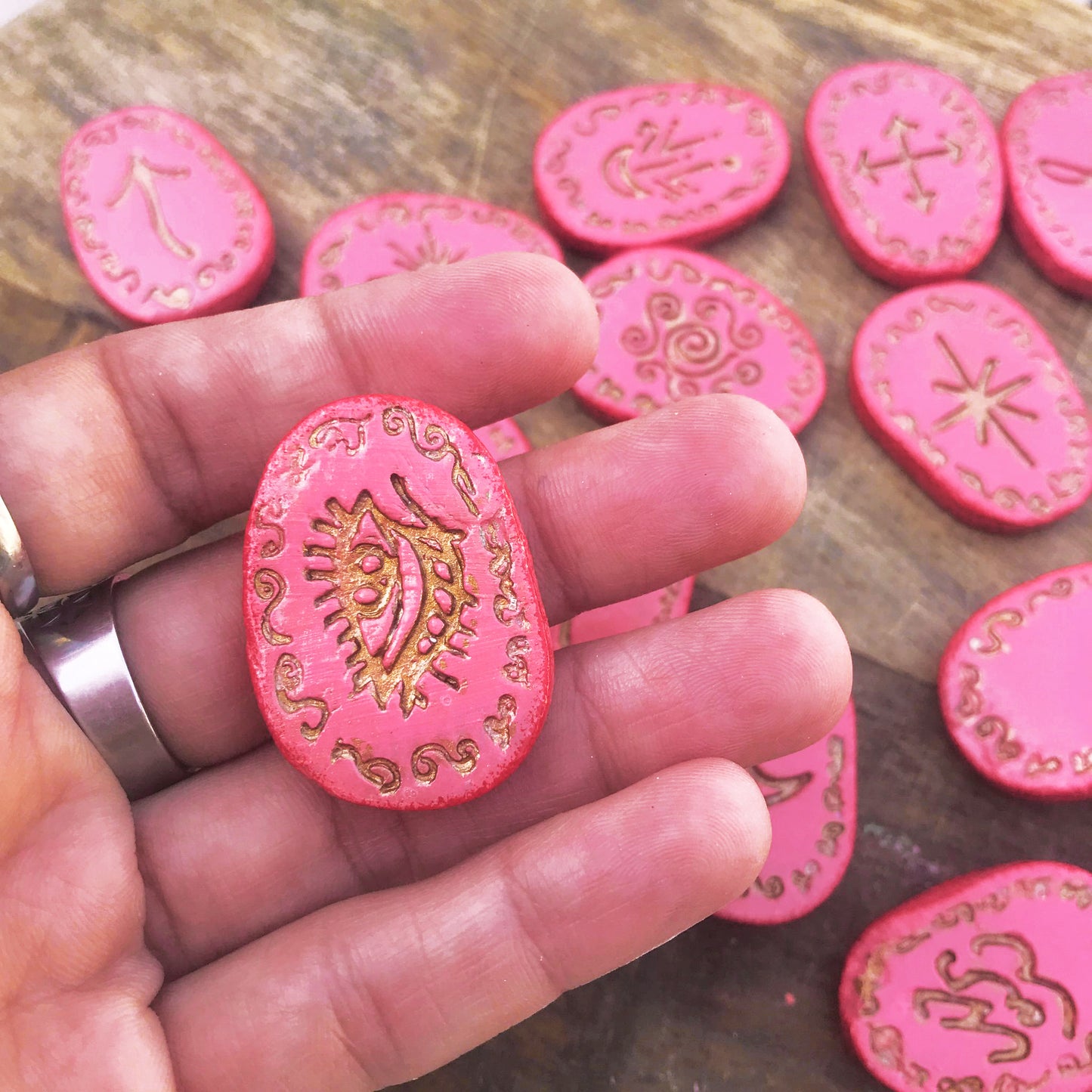 Runas de Bruja artesanales "Corazón de llama dorada"