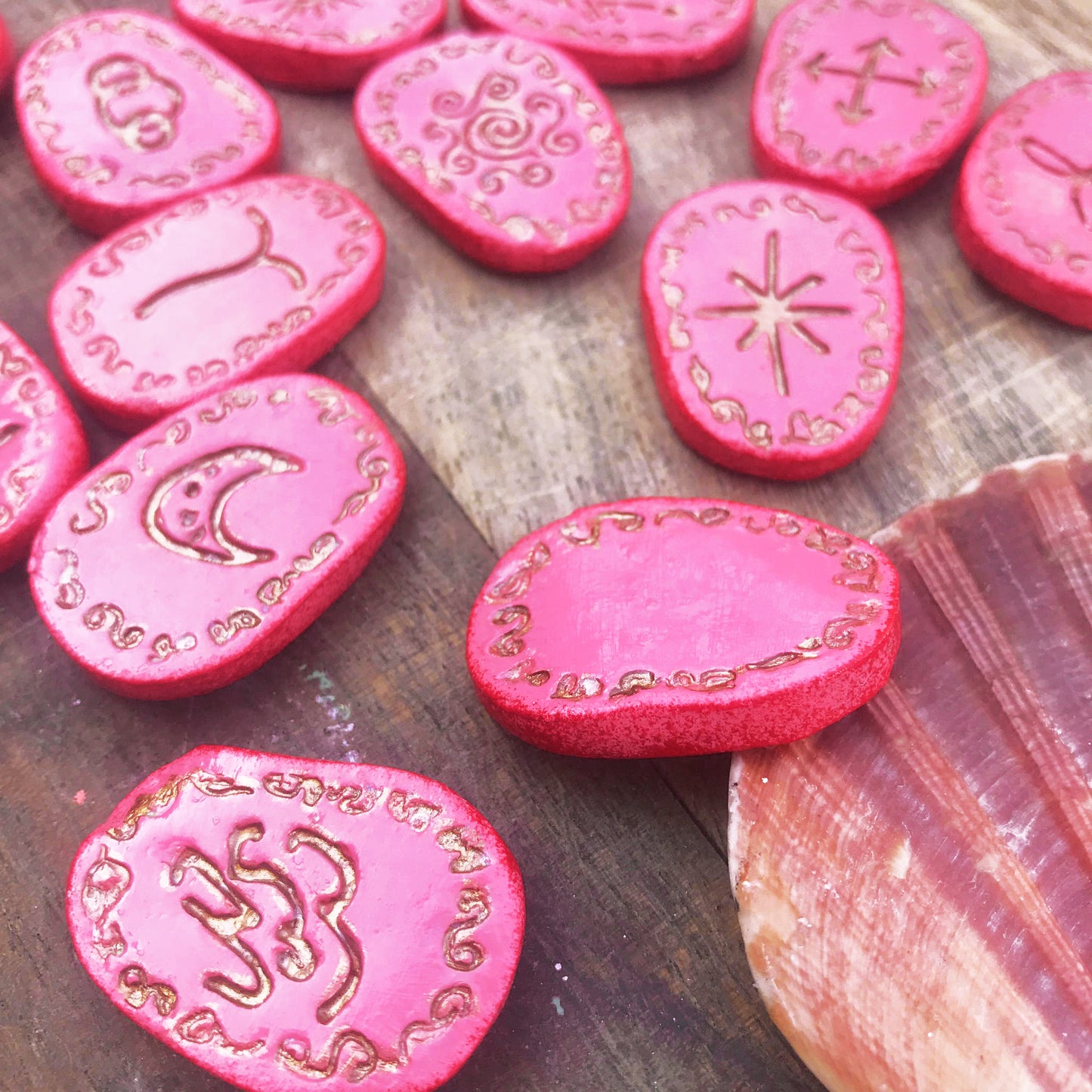 Runas de Bruja artesanales "Corazón de llama dorada"