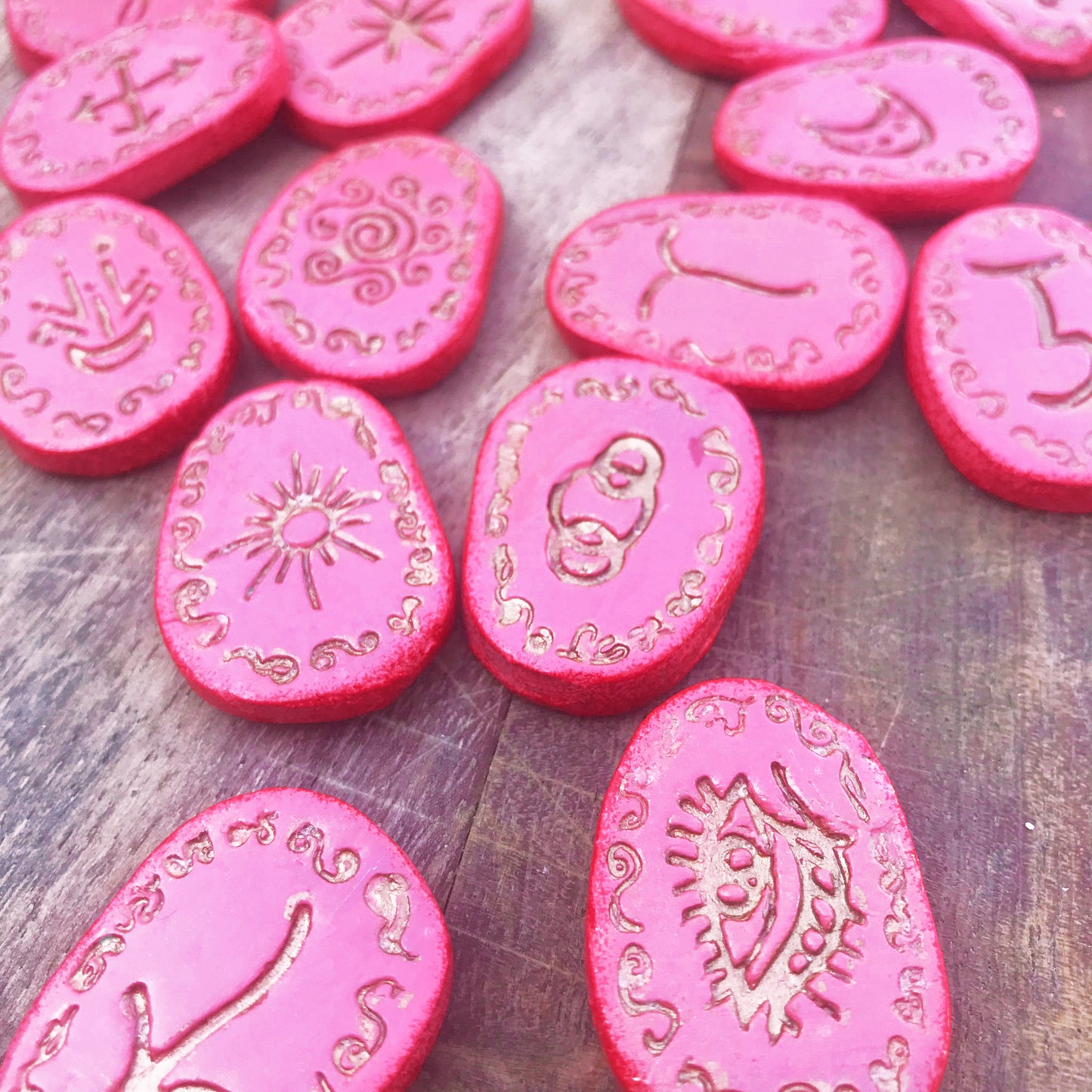 Runas de Bruja artesanales "Corazón de llama dorada"