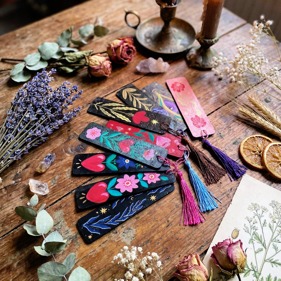 Marcapáginas de madera "Vigilante Místico"