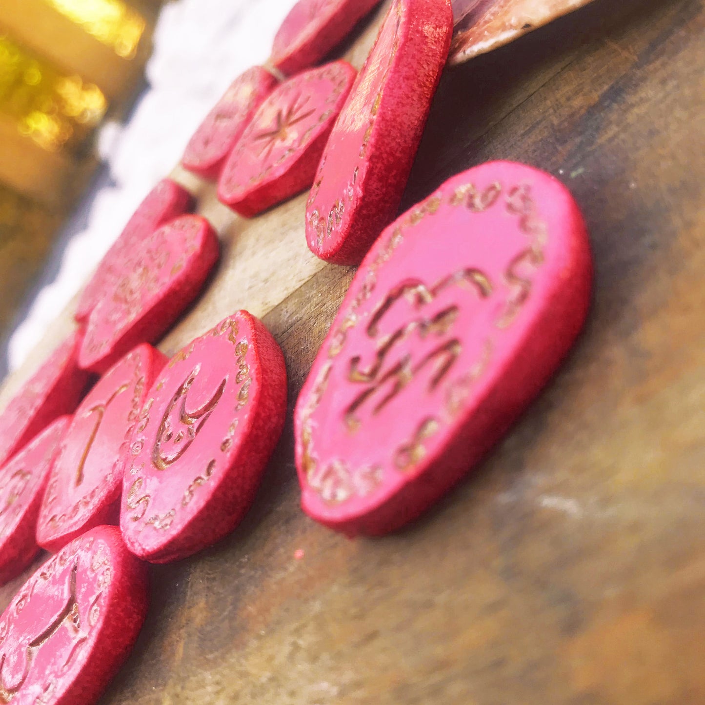 Runas de Bruja artesanales "Corazón de llama dorada"