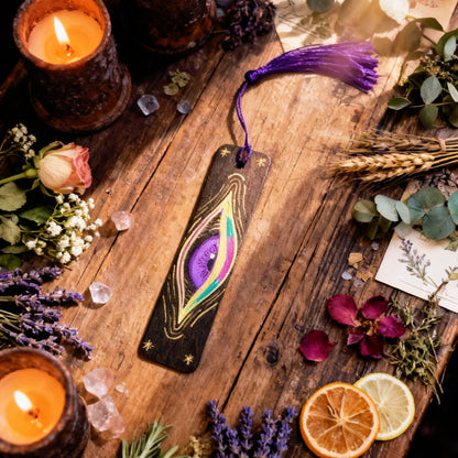 Marcapáginas de madera "Vigilante Místico"